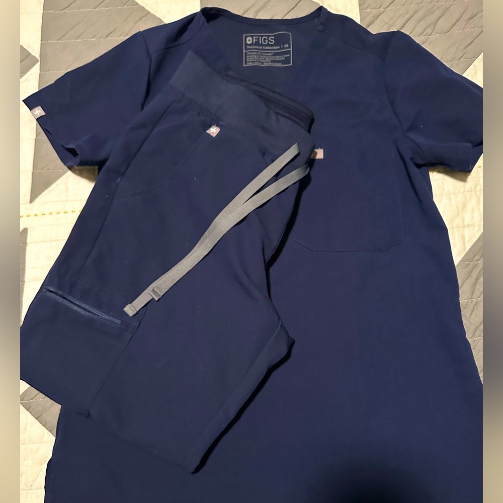 Figs XS Catarina top with sm petite Zamora Joggers. Good condition. Navy Blue.